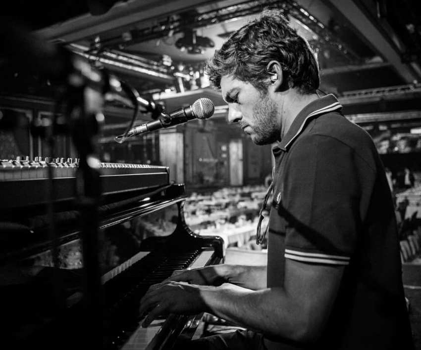 João Salcedo ao piano